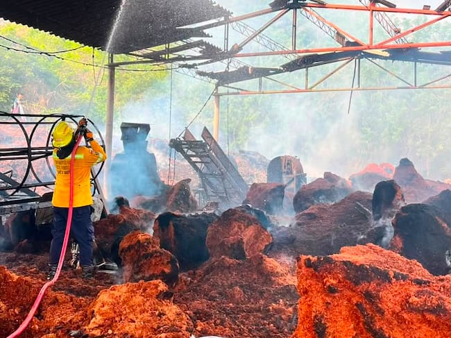 Unidades del Cuerpo de Bomberos de Santa Marta continúan las labores para controlar el incendio. Foto: CVBSM
