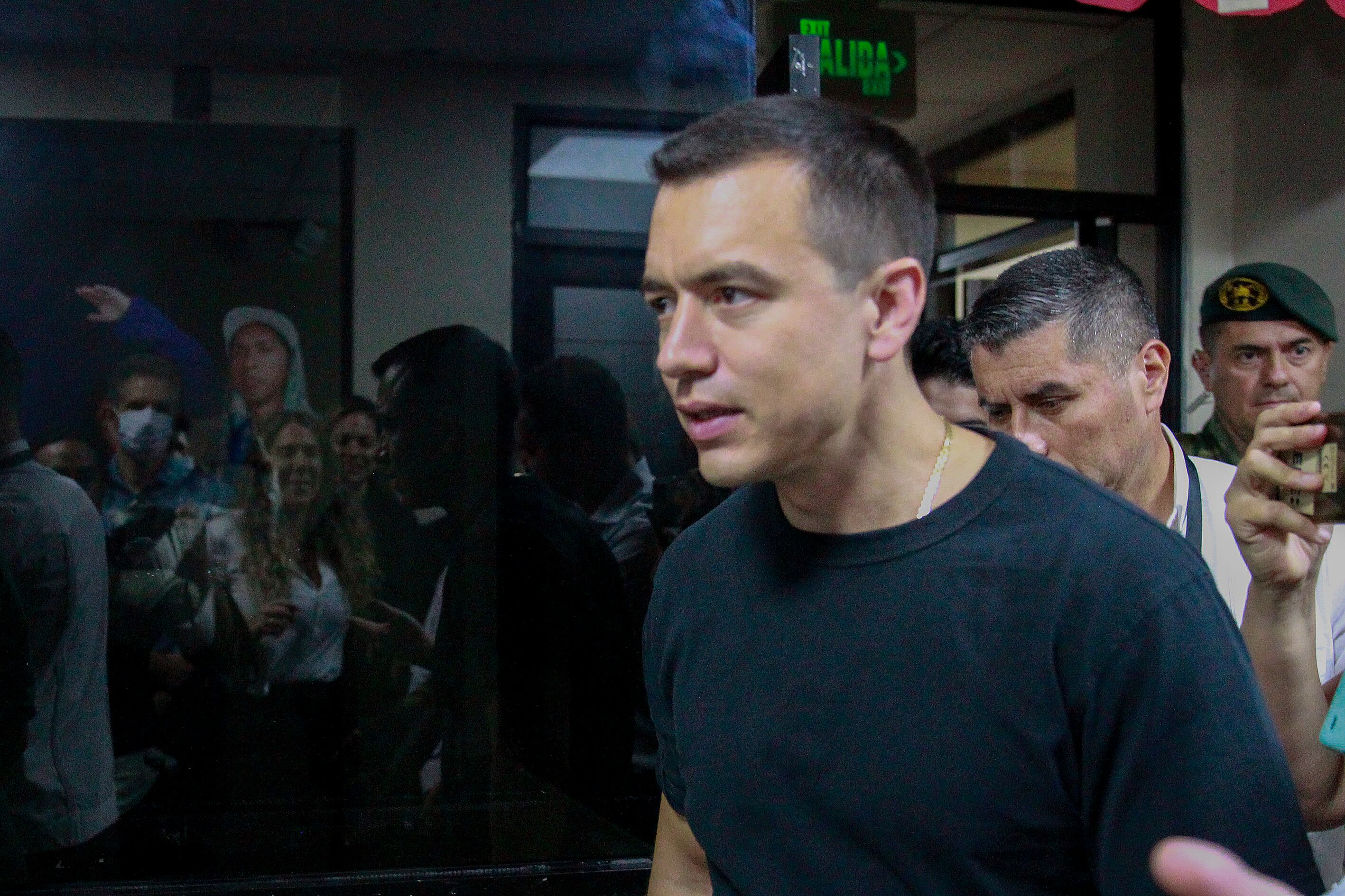 ACOMPAÑA CRÓNICA: ECUADOR CONFLICTO. AME9033. GUAYAQUIL (ECUADOR), 12/01/2024.- El presidente de Ecuador, Daniel Noboa, visita las instalaciones del canal TC Televisión, que el martes pasado fue asaltado por un comando fuertemente armado durante una transmisión en vivo y tomó por rehenes a los trabajadores del medio, hoy, en Guayaquil (Ecuador). Un retén de la policía y el Ejército instalado en la Avenida de las Américas de la ciudad de Guayaquil llamó la atención de los dos miembros del equipo de la Agencia EFE que viajamos desde Bogotá el pasado martes para informar sobre la delicada situación de violencia que azota a Ecuador. EFE/ Carlos Durán Araújo