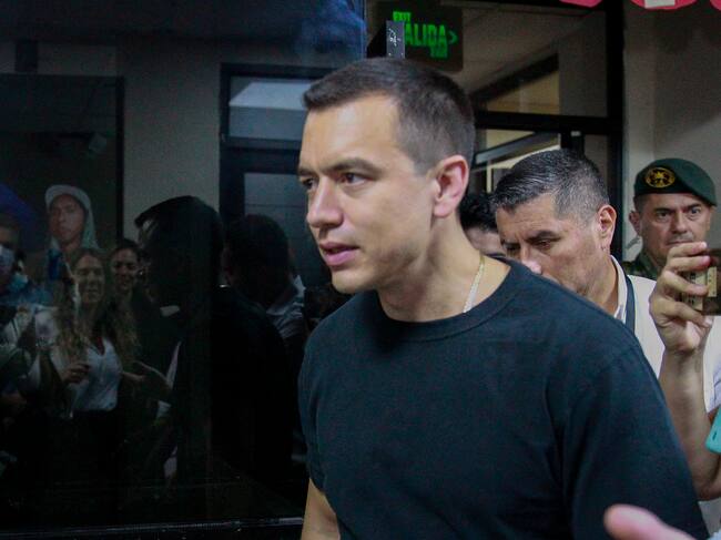 ACOMPAÑA CRÓNICA: ECUADOR CONFLICTO. AME9033. GUAYAQUIL (ECUADOR), 12/01/2024.- El presidente de Ecuador, Daniel Noboa, visita las instalaciones del canal TC Televisión, que el martes pasado fue asaltado por un comando fuertemente armado durante una transmisión en vivo y tomó por rehenes a los trabajadores del medio, hoy, en Guayaquil (Ecuador). Un retén de la policía y el Ejército instalado en la Avenida de las Américas de la ciudad de Guayaquil llamó la atención de los dos miembros del equipo de la Agencia EFE que viajamos desde Bogotá el pasado martes para informar sobre la delicada situación de violencia que azota a Ecuador. EFE/ Carlos Durán Araújo