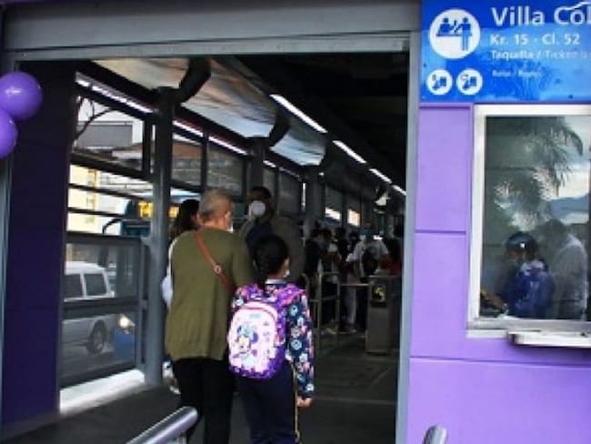 La estación Villacolombia se identifica con el color violeta para hacer un reconocimiento a la mujer.