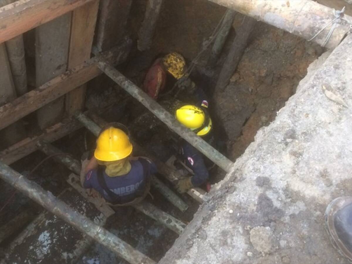 Bomberos rescataron a hombre atrapado en un hueco en Popayán