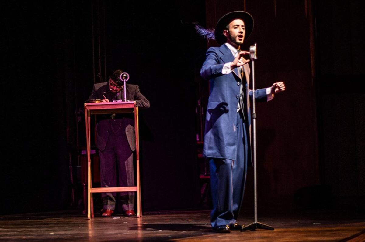 El actor Erik Cuellar durante una escena de la obra "Amor en tiempos de radio".