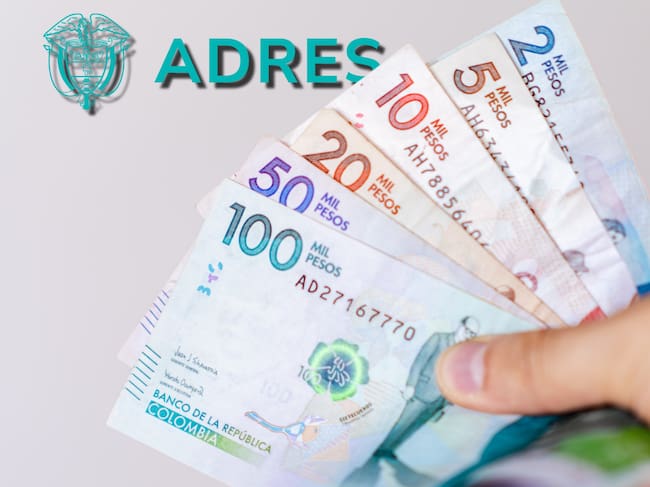 Dinero colombiano. De fondo, logo de la ADRES. Fotos: ADRES y Getty Images.