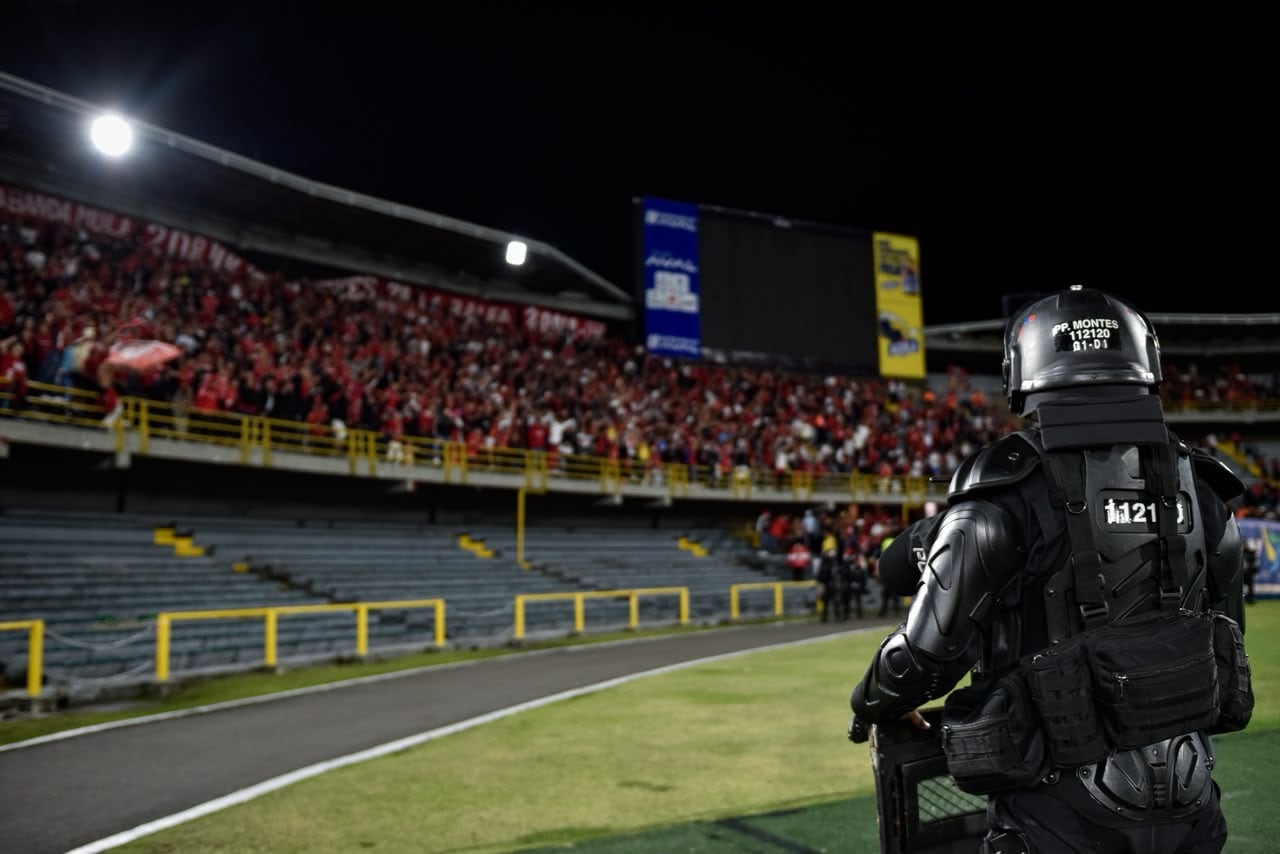 Desmanes entre hinchas de América de Cali e Independiente Santa Fe. Foto: (Colprensa - Cristian Bayona)