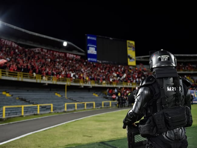 Desmanes entre hinchas de América de Cali e Independiente Santa Fe. Foto: (Colprensa - Cristian Bayona)