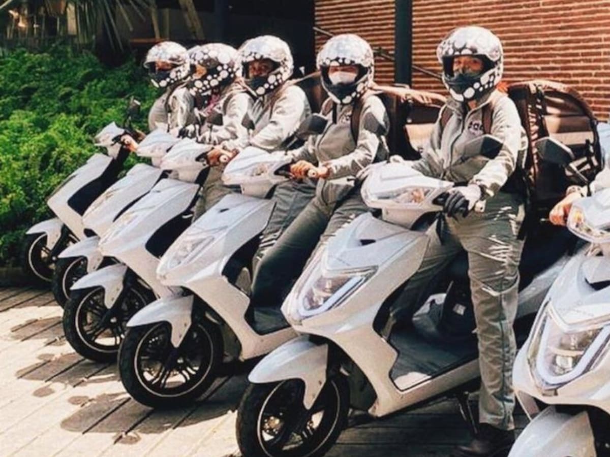 Madres cabezas de hogar reciben motos eléctricas para hacer domicilios