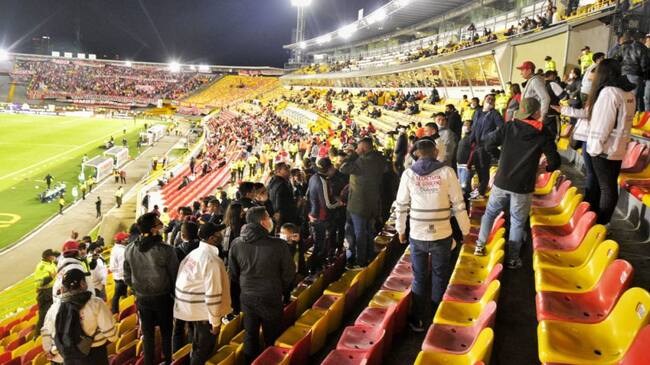 Los hinchas de Nacional presentes en el estadio El Campín en el partido de Copa Colombia ante Santa Fe.