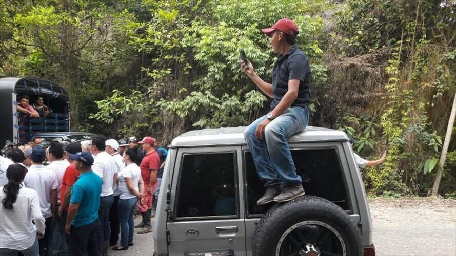 Transportadores bloquearon caravana del Gobernador de Norte de Santander en el Catatumbo. Foto: La Wcon Julio Sánchez Cristo