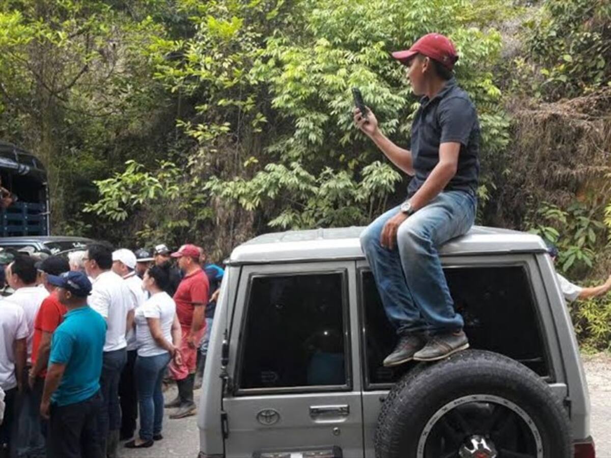Transportadores generan bloqueo en las vías del Catatumbo