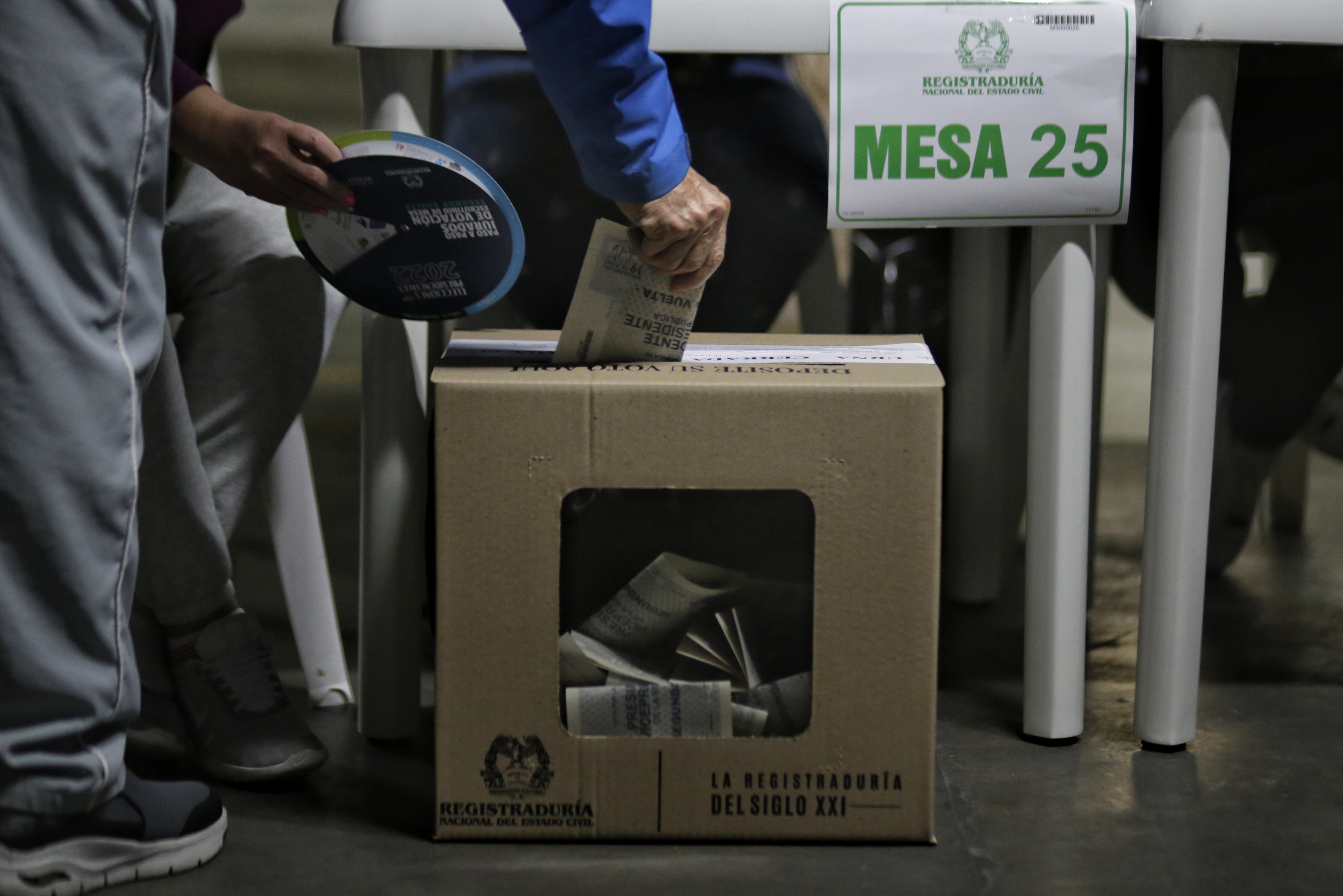 Persona votando en elecciones de Colombia. (Colprensa)