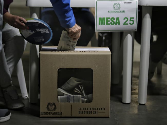 Persona votando en elecciones de Colombia. Foto: Colprensa.