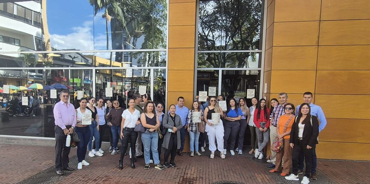 Plantón de protesta de contadores en la afueras de la DIAN en Armenia. Foto: Cortesía Contadores