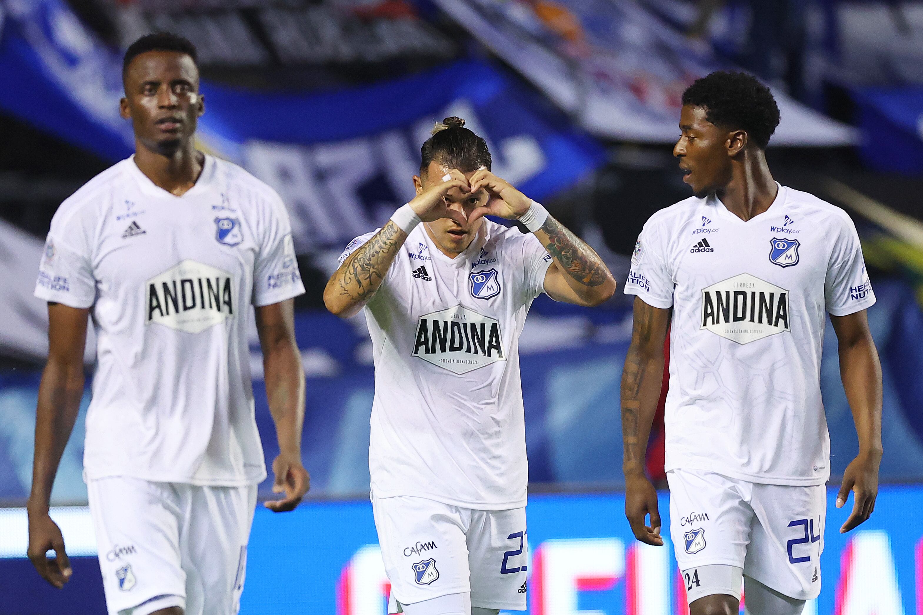 Leonardo Castro festeja uno de sus dos goles ante el Crystal Palace. (Photo by Michael Reaves/Getty Images)