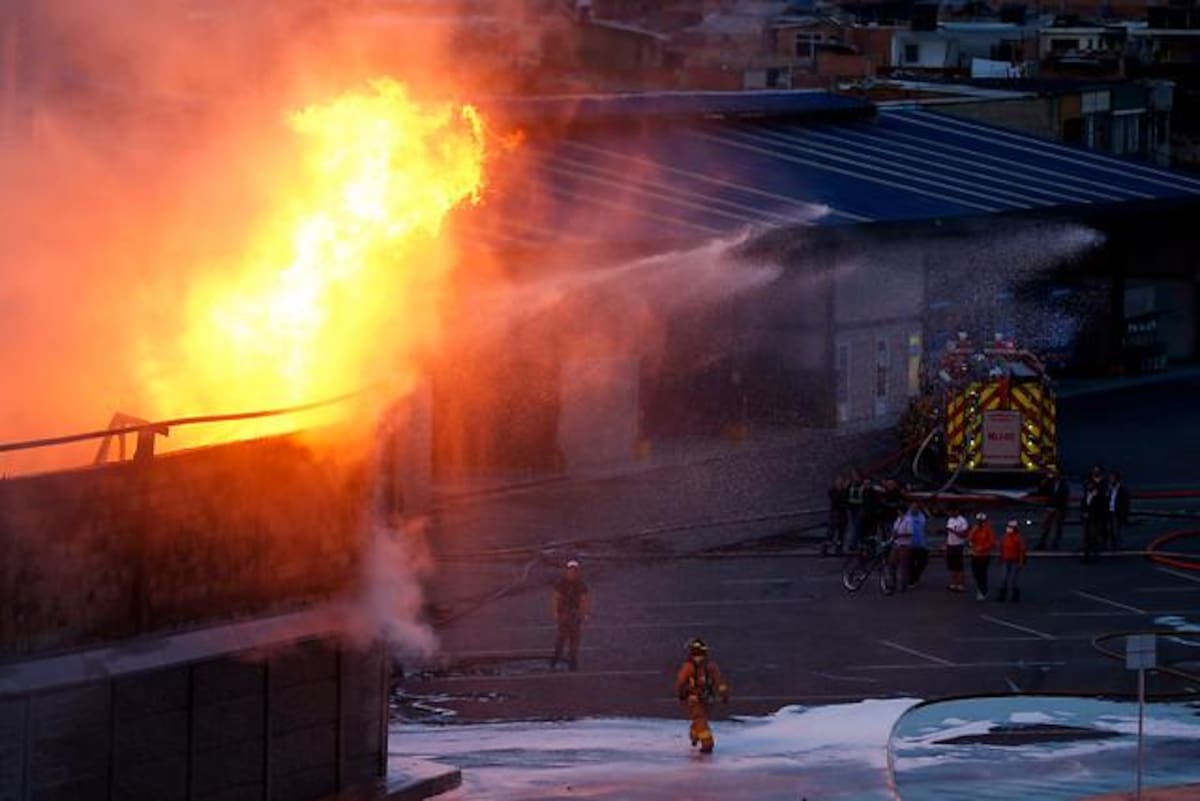 Oficiales del Cuerpo de Bomberos de las localidades de Puente Aranda, Garcés Navas y Fontibón atendieron un incendio estructural, en una bodega de solventes, ubicada en la carrera 119 con 64, en la localidad de Engativá, al occidente de Bogotá.