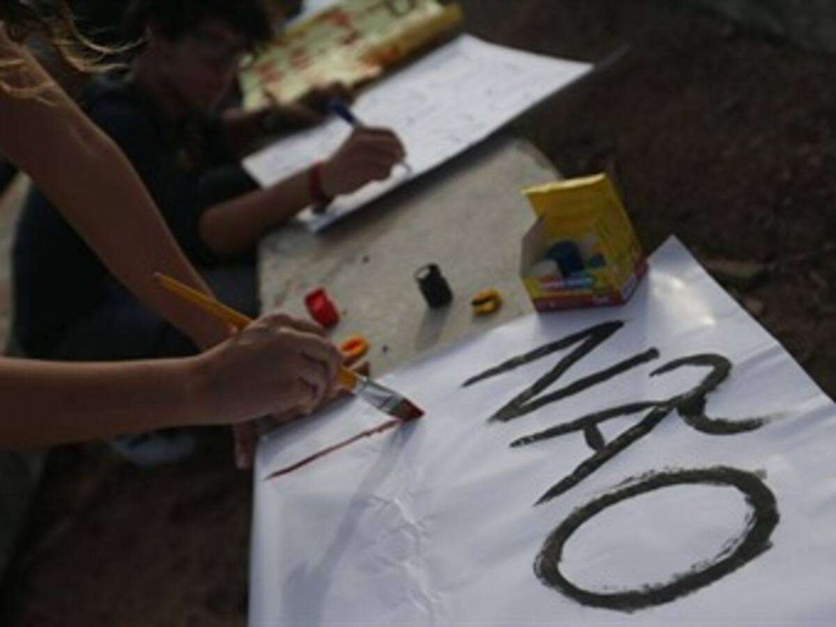 Manifestantes completan dos noches frente a casa de gobernador de Río