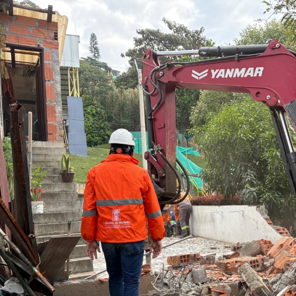 Por urbanización ilegal, hacen demolición de vivienda en Medellín