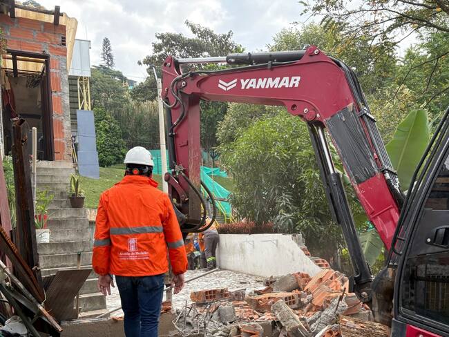 Por urbanización ilegal, hacen demolición de vivienda en Medellín
