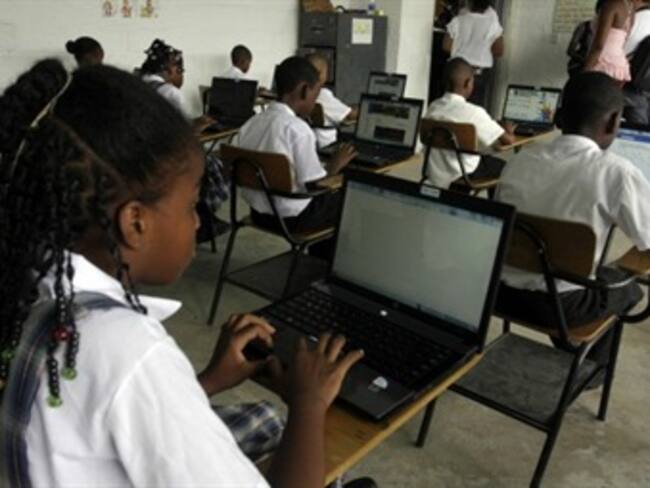 El Gobierno Nacional dotará con computadores a 15.000 colegios del país
