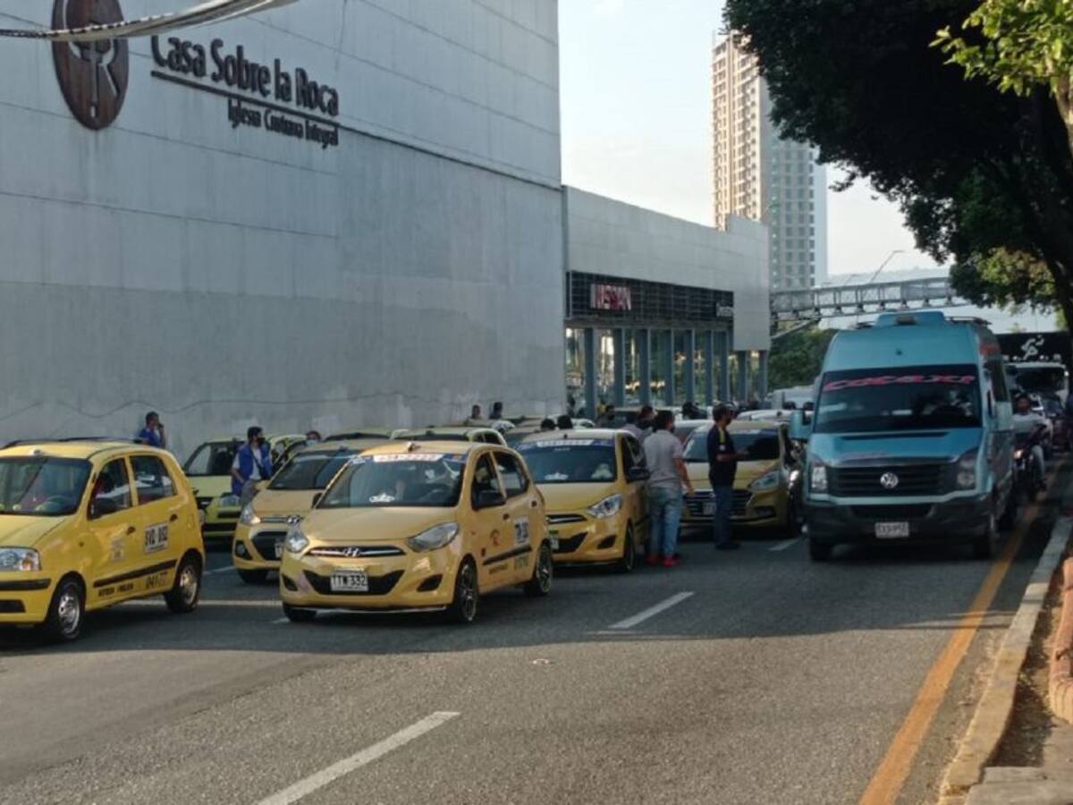 VIDEO: Taxistas se concentran en 8 puntos al inicio de protesta