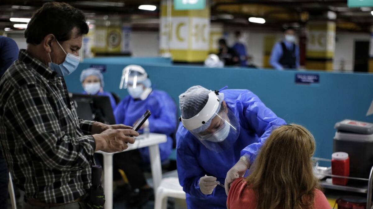 Coronavirus en Colombia: se mantiene quinto pico sin mayor aumento de casos
