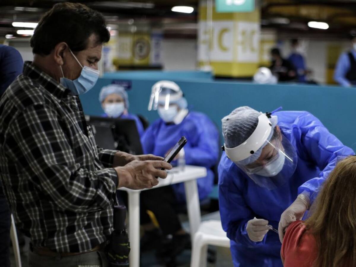 Coronavirus en Colombia: se mantiene quinto pico sin mayor aumento de casos