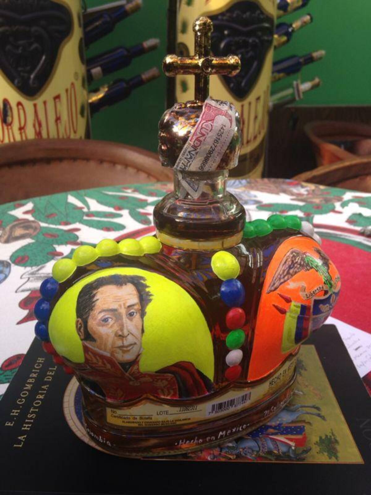El mandatario recibió regalo del Museo del Tequila. (Fotos suministradas por Gustavo Gómez).
