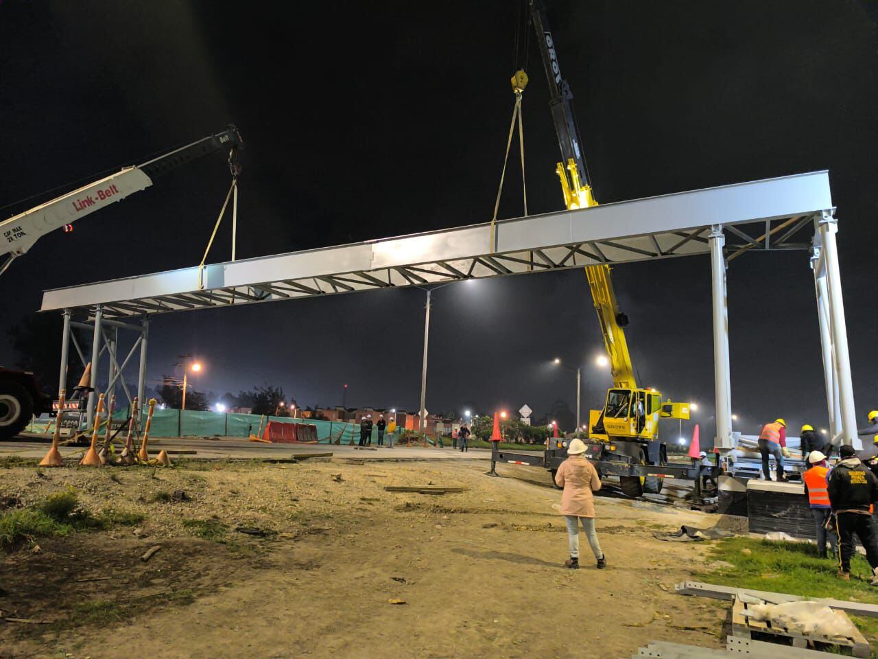 Puente en construcción en la vía Factativá-Mosquera
