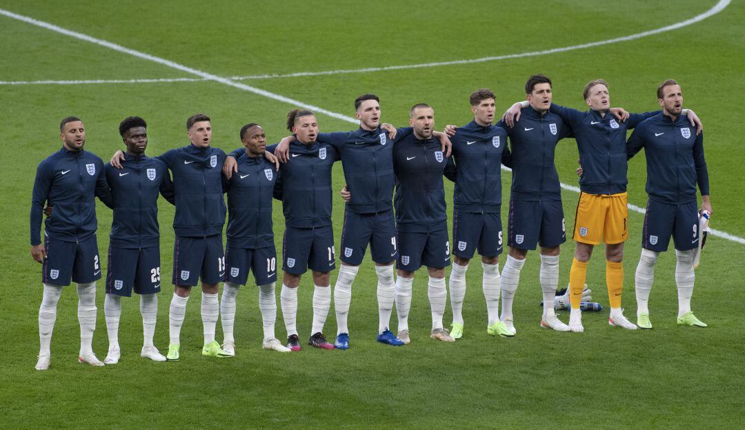 Selección Inglesa previo al juego contra Dinamarca