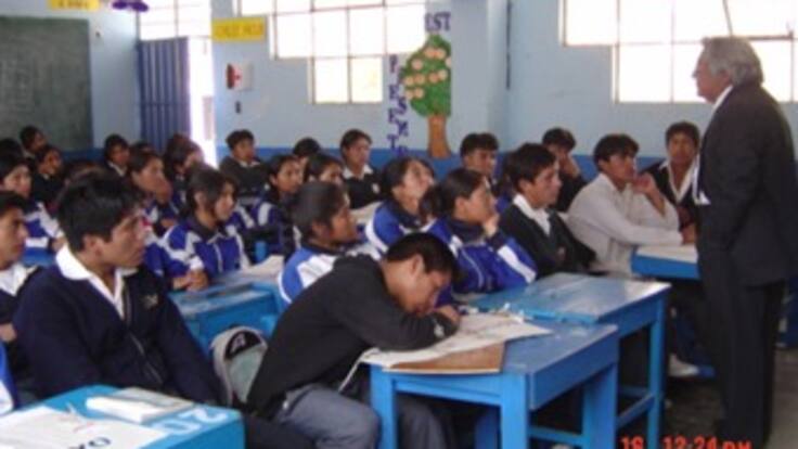 Padres de familia piden control en costos de transporte, uniformes y textos escolares