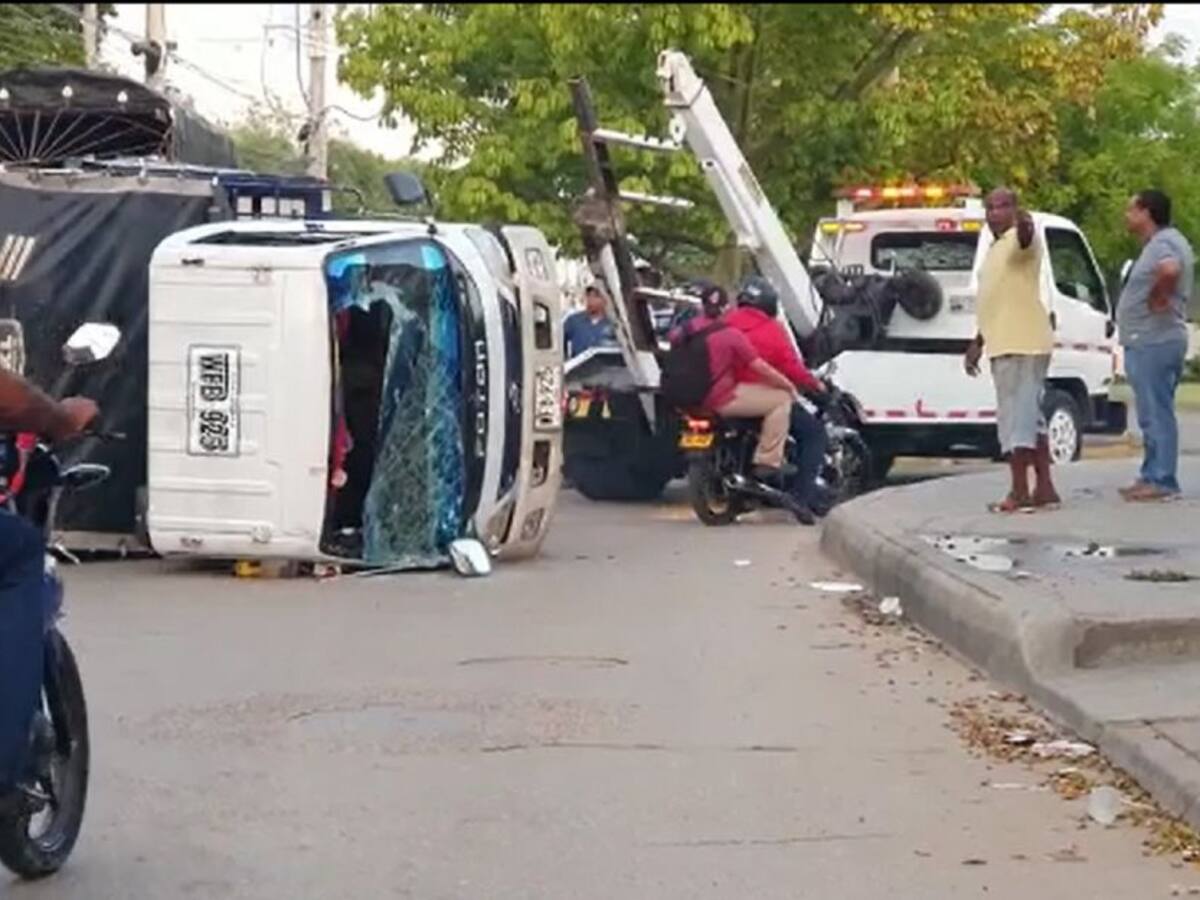 Furgón sufre volcamiento en plena vía pública de Cartagena