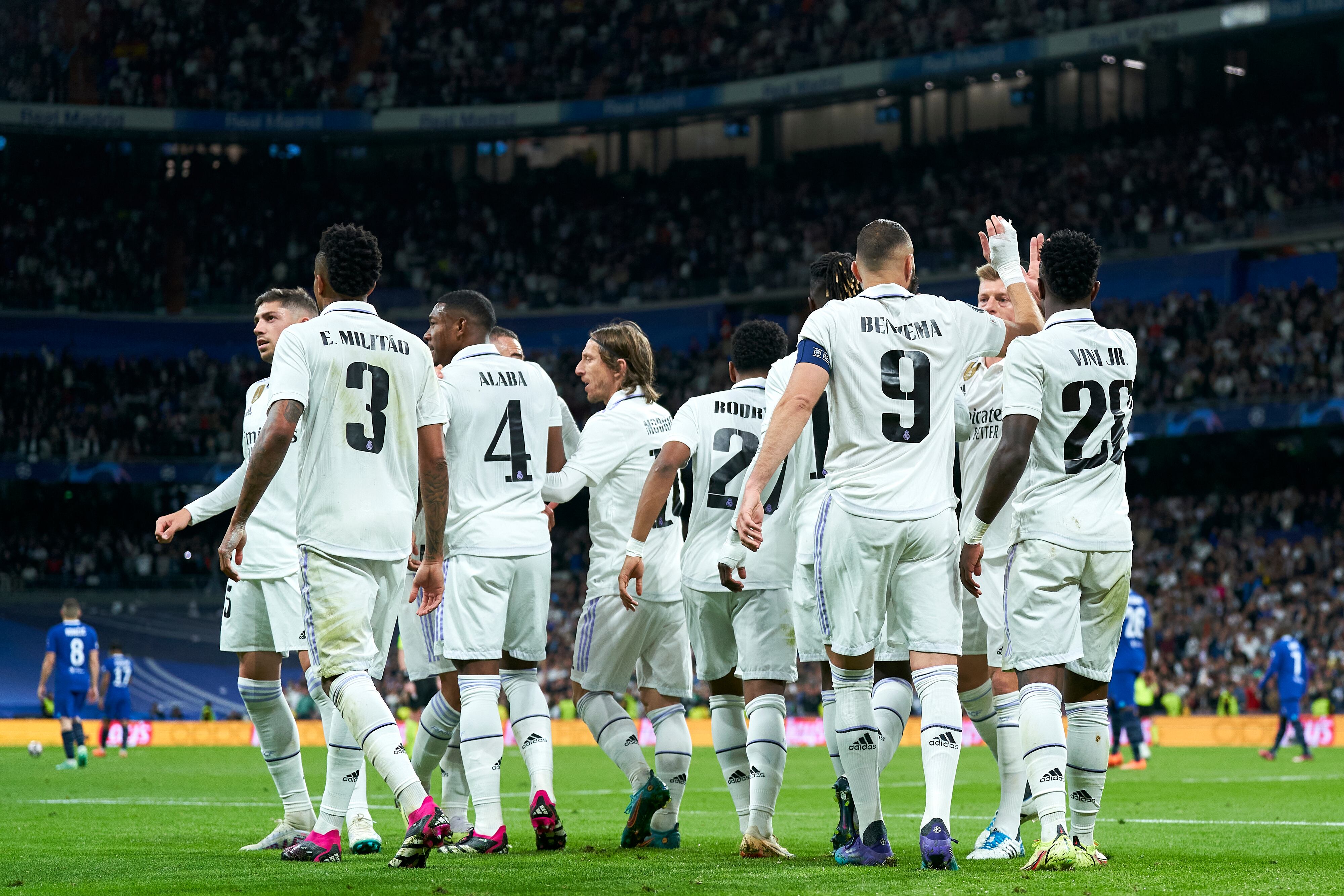 Los jugadores del Real Madrid celebran el gol de Karim Benzema. (Photo by Mateo Villalba/Quality Sport Images/Getty Images)