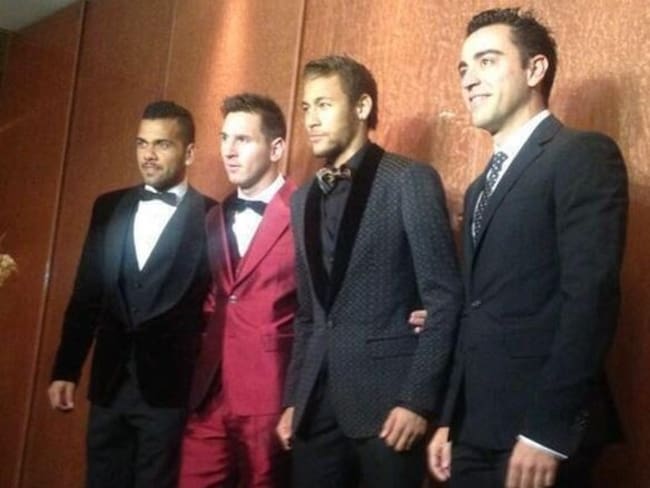 Messi y su traje rojo en la alfombra roja del Balón de Oro
