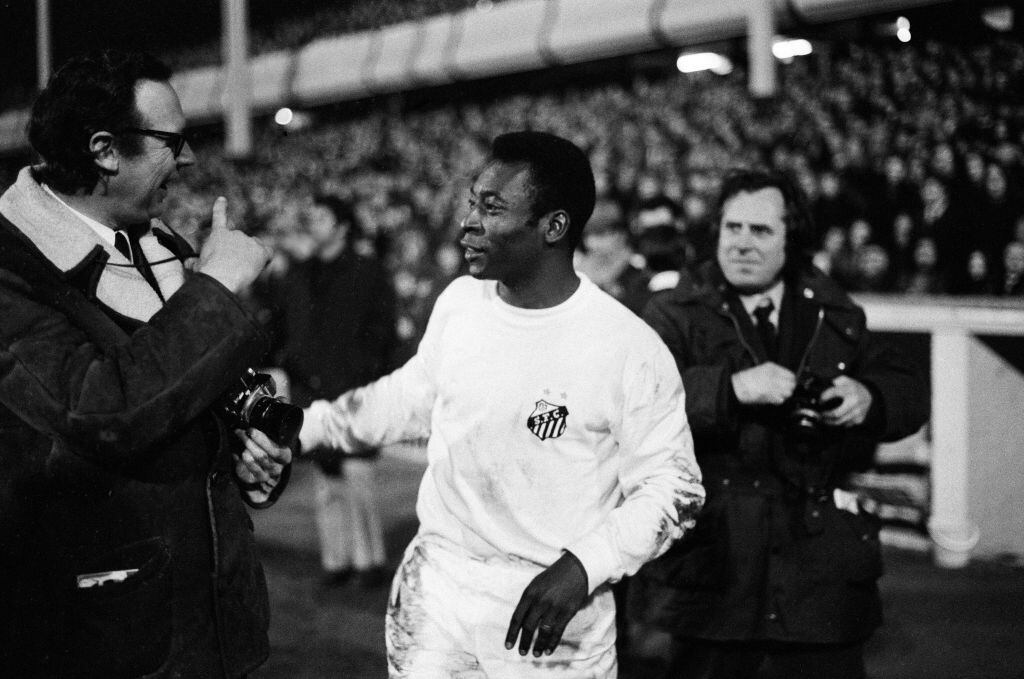 Pelé en un partido del Santos en 1972 (Photo by Birmingham Post and Mail Archive/Mirrorpix/Getty Images)
