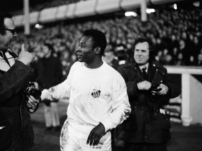 Pelé en un partido del Santos en 1972 (Photo by Birmingham Post and Mail Archive/Mirrorpix/Getty Images)