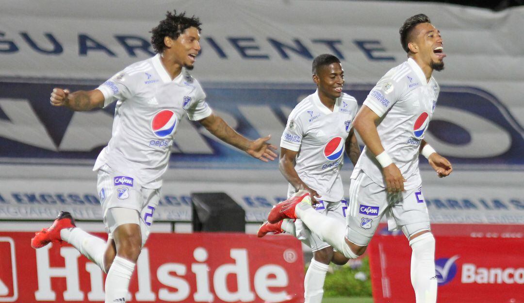 Juan Carlos Pereira, Emerson Rodríguez y Fernando Uribe celebrando el gol de Millonarios ante el Pasto en 2021