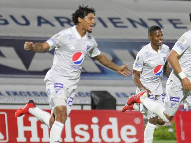 Juan Carlos Pereira, Emerson Rodríguez y Fernando Uribe celebrando el gol de Millonarios ante el Pasto en 2021