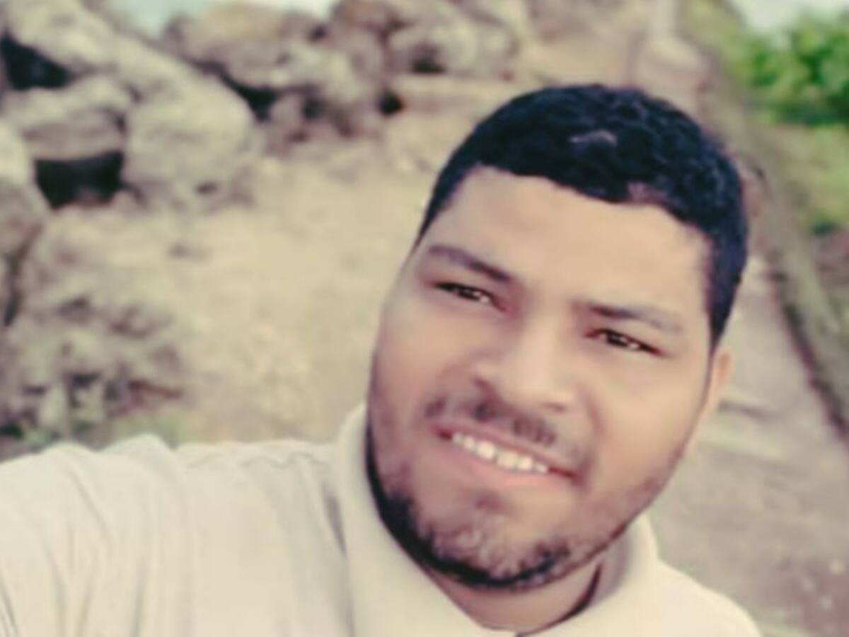 Apareció muerto en el río Magdalena y con letras alusivas al ELN