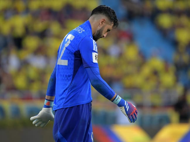 Momento de la única expulsión de Colombia en la Eliminatoria, que fue para Camilo Vargas en Barranquilla ante Uruguay / Getty Images