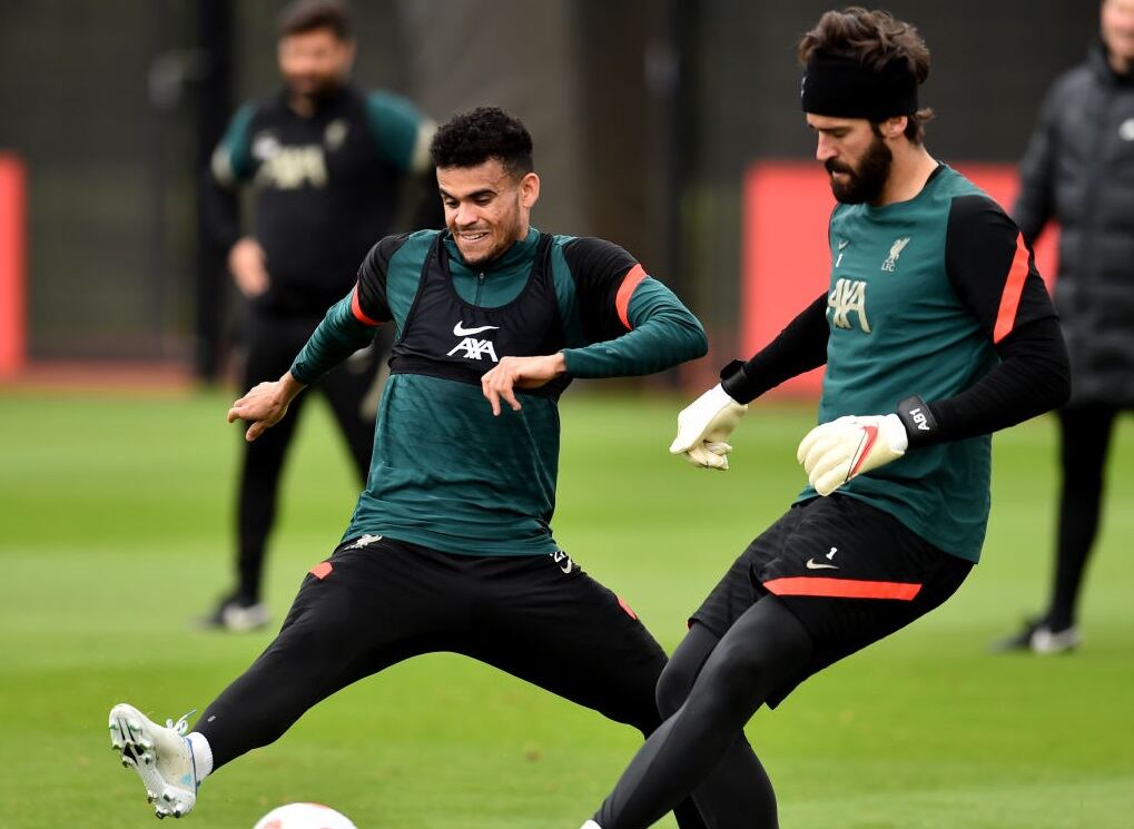 Luis Díaz y Allison Becker en entrenamiento del Liverpool (Photo by Andrew Powell/Liverpool FC via Getty Images)