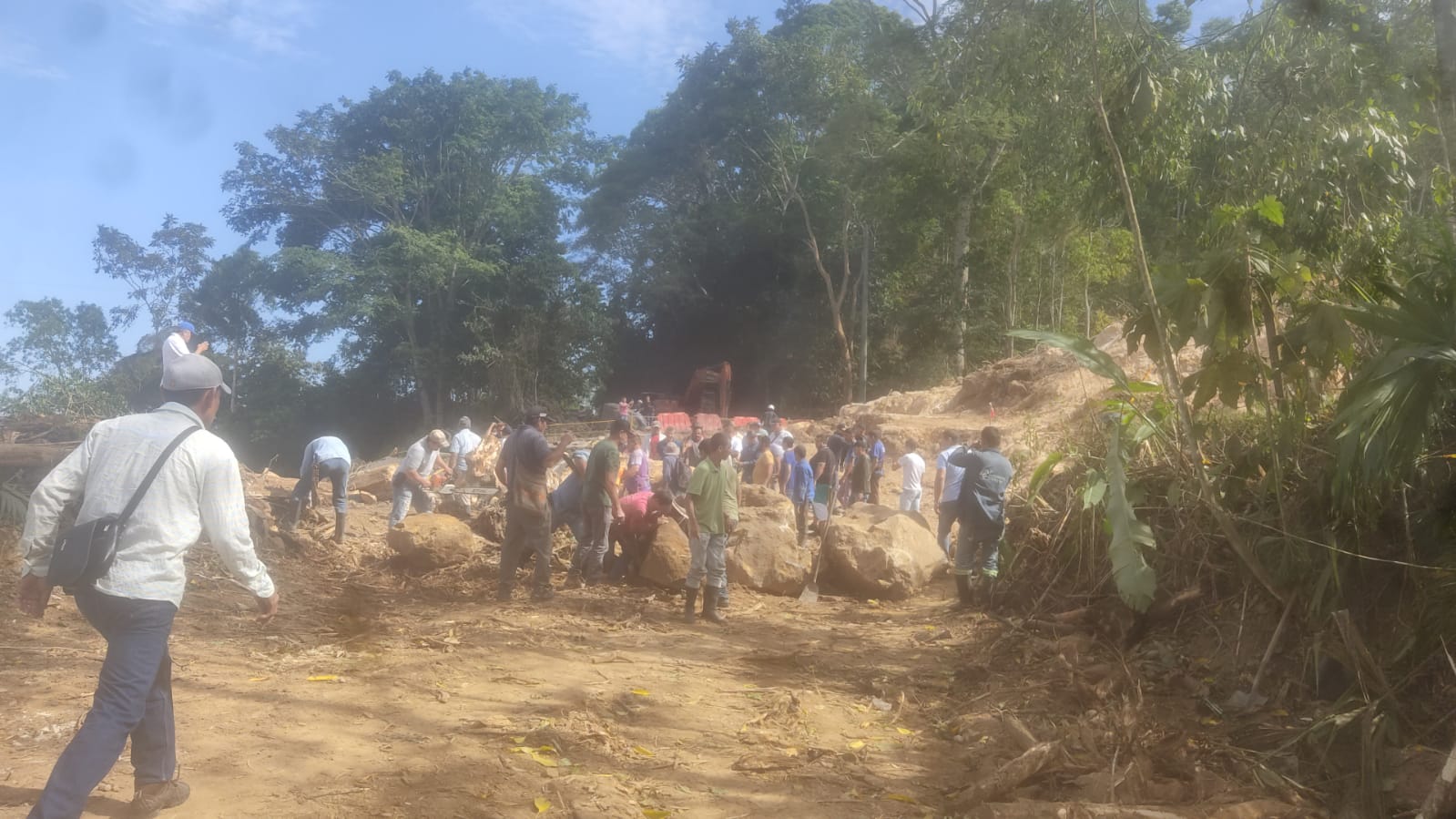 Habitantes del sector del derrumbe se tomaron la via y abrieron paso