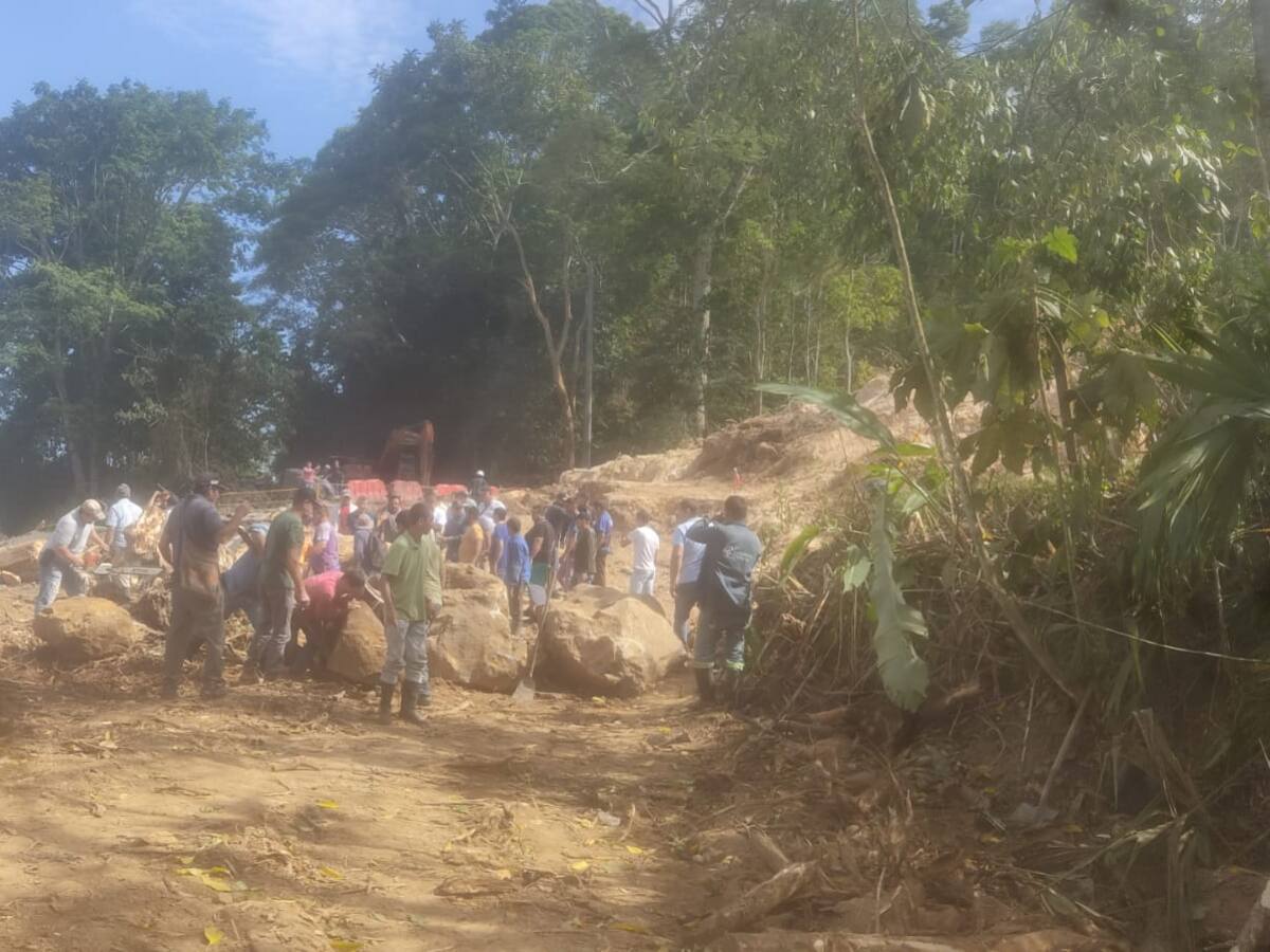 Habitantes del sector del derrumbe se tomaron la via y abrieron paso