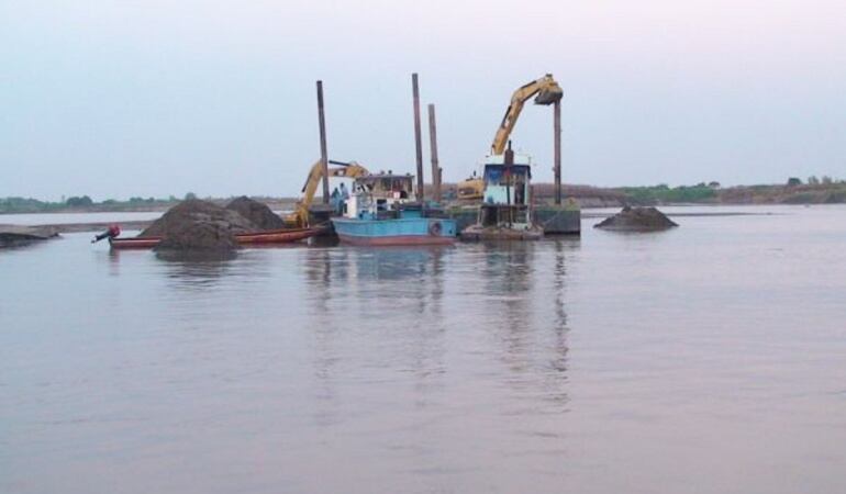 El verano prolongado en todo el país, atribuido al Fenómeno de El Niño, ha afectado la navegabilidad del río Magdalena.