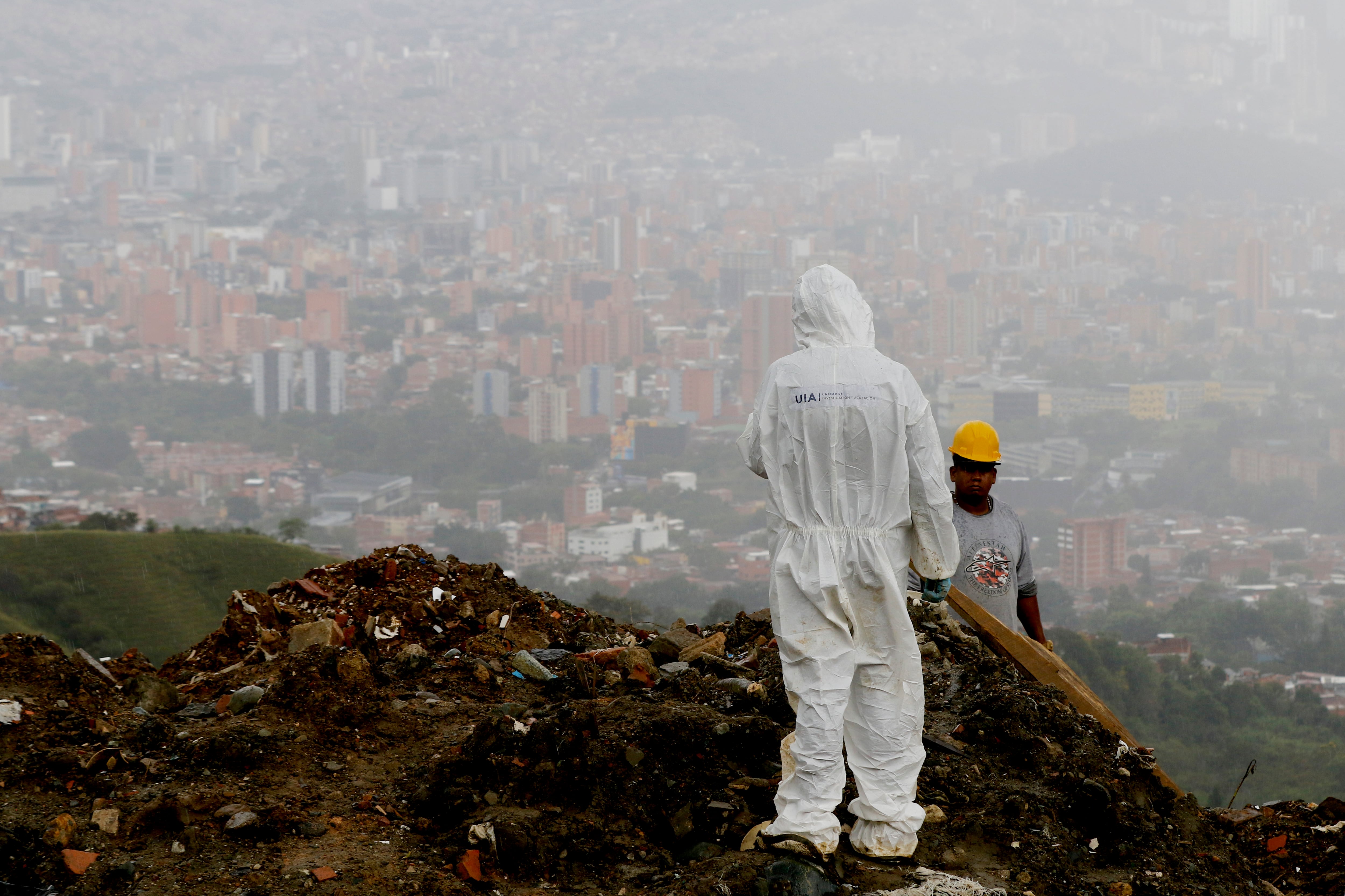AME7478. MEDELLÍN (COLOMBIA), 26/12/2024.- Integrantes de la Unidad de Búsqueda de Personas dadas por Desaparecidas (UBPD) participan este jueves de una intervención forense en 'La Escombrera', en Medellín (Colombia). Familiares de desaparecidos durante el conflicto armado vivido entre 2001 y 2004 en el sector de la Comuna 13 de Medellín reclamaron que La Escombrera, la fosa común urbana más grande del país, sea reconocida como lugar de memoria después de que se encontraran los primeros restos humanos tras 20 años de búsqueda, un hito que supone una "derrota aplastante al negacionismo". EFE/STR
