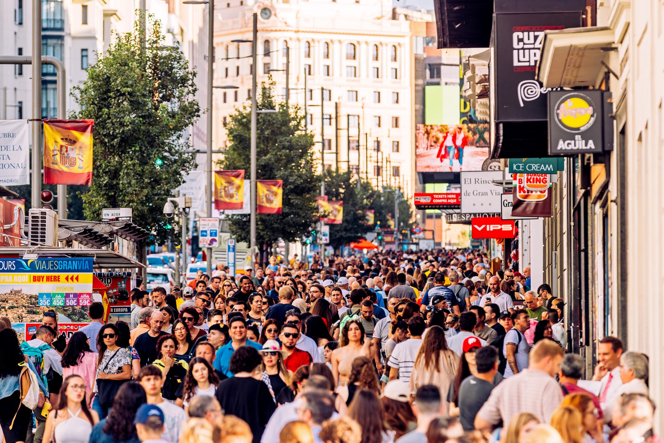 Multitud de personas en la Gran Vía de Madrid, España (Getty Images)