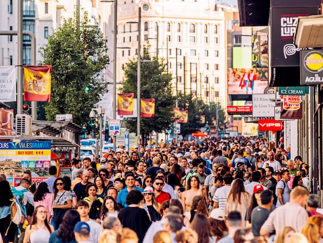 Multitud de personas en la Gran Vía de Madrid, España (Getty Images)