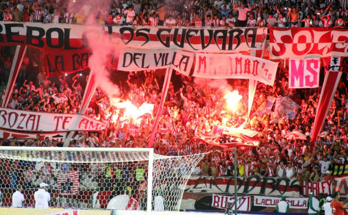 La afición 'tiburona' alienta durante el compromiso.