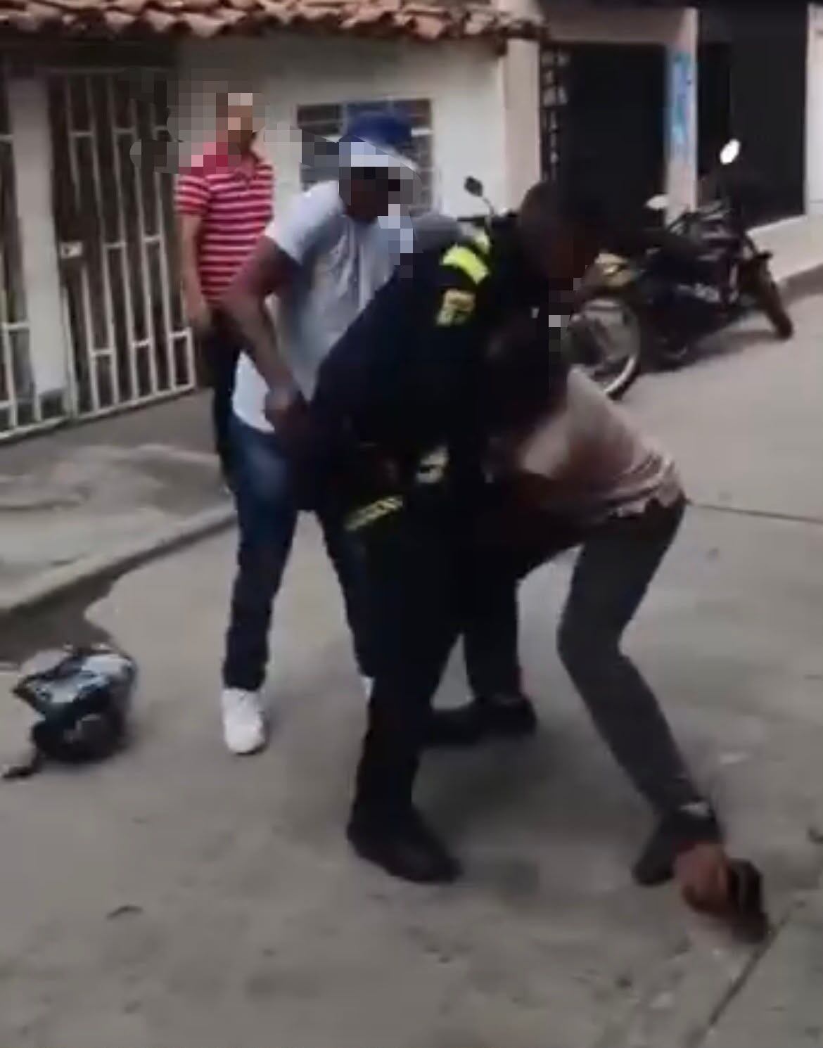 Riña terminó en enfrentamiento con la Policía y dejó dos capturados en el oriente de Cali. Foto: captura de pantalla de video suministrado.