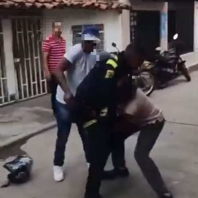 Riña terminó en enfrentamiento con la Policía y dejó dos capturados en el oriente de Cali. Foto: captura de pantalla de video suministrado.