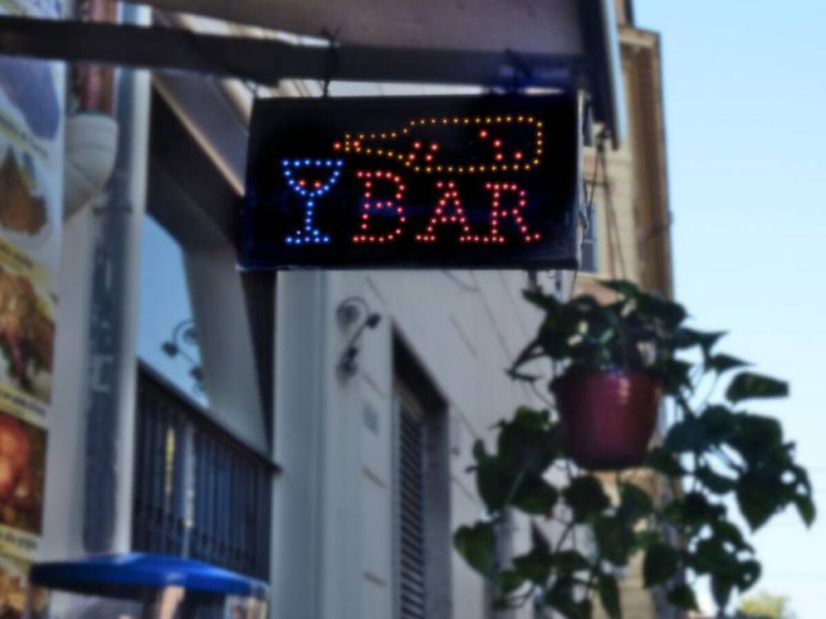 Con reservas bares atienden a clientes para partido de Colombia-Venezuela