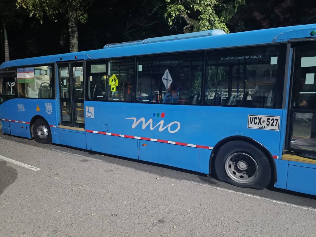 En Cali bus del MIO terminó en el cantón militar tras una persecución